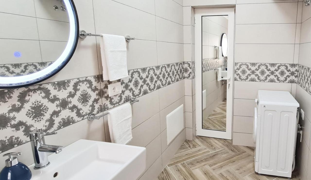 2V1 - Blloku Zy Apartman Tirana Kültér fotó