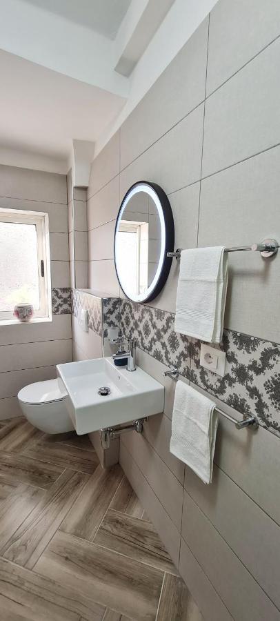 2V1 - Blloku Zy Apartman Tirana Kültér fotó