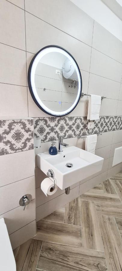 2V1 - Blloku Zy Apartman Tirana Kültér fotó