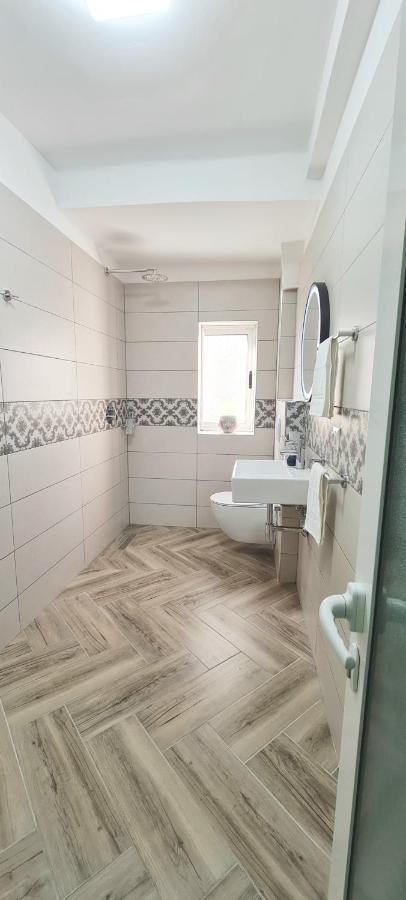 2V1 - Blloku Zy Apartman Tirana Kültér fotó