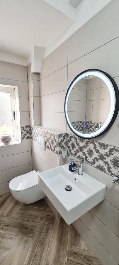 2V1 - Blloku Zy Apartman Tirana Kültér fotó